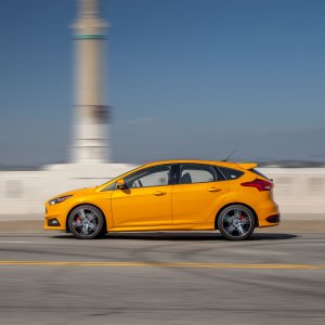 2015-Ford-Focus-ST-side-in-motion.jpg
