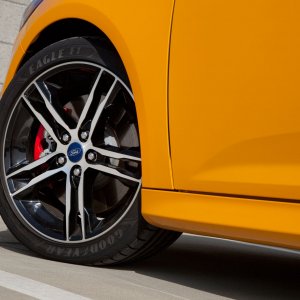 2015-Ford-Focus-ST-wheels.jpg